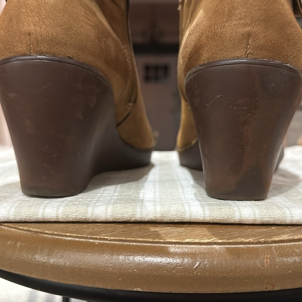 Naturalizer Women’s Jill Faux Suede Ankle Wedge Bootie, Light Brown Size 10 WIDE - Picture 11 of 16